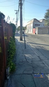 Preocupación de vecinos en Vallenar por cableado suelto en la calle.