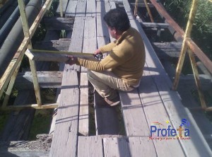 Vecino de Vallenar arregla puente para que sus hijos puedan ir colegio