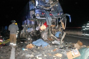 Choque entre bus y camión de transportes deja un fallecido y 22 heridos en Vallenar