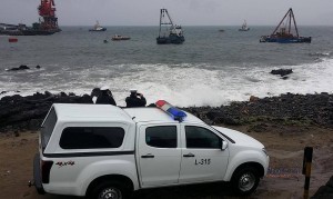 Gobernadora destaca maniobras conjunta entre la Armada y empresa CAP para rescatar remolcador en Huasco