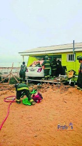 Automóvil chocó contra una casa en Los Toyos tras perder el control