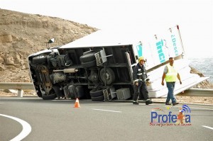 CAMIÓN QUE TRANSPORTABA PRODUCTOS QUÍMICOS SE VOLCÓ CERCA DE VALLENAR