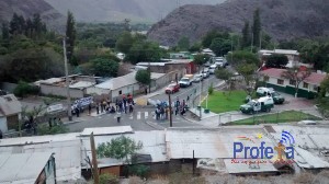 FUNCIONARIOS PÚBLICOS CORTAN CARRETERA 5 NORTE Y RUTA A ALTO DEL CARMEN