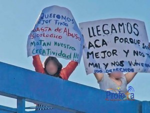 @NathalieOyarce Niños de hogar Freirina haciendo su propia protesta ciudadana Inadmisible