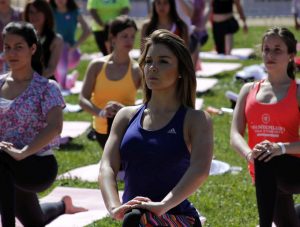 08 de Noviembre del 2014 / SANTIAGO La animadora Catalina Vallejos, participa en la clase masiva de Yoga al aire libre, dictada por la actriz y profesora de yoga, María José Prieto, promocionada por Adidas Women, en el Parque Bicentenario. FOTO: ALVARO COFRE / AGENCIAUNO