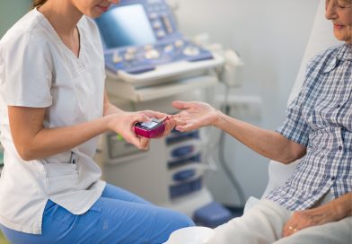 <br>Seremi de Salud de Atacama destaca avances en nuevas prestaciones GES para Diabetes Mellitus<br>El nuevo decreto GES 2025–2028 incorpora tecnologías y tratamientos que fortalecen el control de la diabetes tipo 1 y tipo 2.<br>En el marco del Día Mundial de la Diabetes Mellitus, la Seremi de Salud de Atacama, Jéssica Rojas Gahona, destacó la relevancia de fortalecer la prevención, el autocuidado y la promoción de entornos saludables para las personas que viven con esta condición. Asimismo, relevó las mejoras incorporadas por el Gobierno del Presidente Gabriel Boric al actualizar las prestaciones de las Garantías Explícitas en Salud (GES), reforzando el compromiso del Estado con una atención más oportuna, equitativa e integral. <br>A partir del 1 de diciembre de este año, el nuevo decreto GES 2025–2028 incorpora nuevas prestaciones como el acceso al monitoreo continuo de glucosa para personas menores de 18 años y gestantes con diabetes tipo 1, lo que permitirá un control más seguro y preciso. En diabetes tipo 2, se amplía la cobertura de inhibidores SGLT2 para personas con enfermedad renal crónica y/o insuficiencia cardíaca, representando un avance sustantivo en la protección renal y cardiovascular”, indicó la Seremi.<br>El Ministerio de Salud ha sostenido un trabajo continuo para reforzar la respuesta sanitaria frente a la diabetes, con garantías de salud para ambos tipos de diabetes, avances tecnológicos en el tamizaje -como el programa digital de retinopatía diabética-, terapias innovadoras incorporadas progresivamente mediante la Ley Ricarte Soto y estrategias de cuidado integral centradas en las personas. En la atención primaria, el Programa de Salud Cardiovascular es un pilar clave para la pesquisa, el control y la educación en diabetes, contribuyendo al bienestar de la población.<br>Día Mundial de la Diabetes Mellitus<br>Cada 14 de noviembre se conmemora el Día Mundial de la Diabetes Mellitus, instaurado por la Federación Internacional de Diabetes y la Organización Mundial de la Salud. Esta fecha invita a reflexionar sobre el impacto creciente de esta patología y a reforzar la prevención, la pesquisa precoz y el acceso oportuno al tratamiento, entendiendo que la diabetes no es solo un problema de salud individual, sino un desafío colectivo que requiere la acción coordinada del Estado, las familias, las comunidades y los equipos de salud.<br>Para 2025, el lema internacional es “Diabetes y Bienestar”, con énfasis en el entorno laboral. Este enfoque destaca la importancia de promover espacios de trabajo saludables e inclusivos, libres de estigma, que faciliten el control de la enfermedad y contribuyan al bienestar integral y a la calidad de vida de quienes conviven con ella.<br>A nivel global y nacional, la diabetes continúa en aumento. En Chile, la Encuesta Nacional de Salud evidenció un incremento de la prevalencia desde 4,2% en 2003 a 12,3% en 2016–2017, con mayor afectación en mujeres y en personas con menor nivel educacional, reflejando inequidades que requieren una respuesta prioritaria.<br>En la Región de Atacama, la red de establecimientos públicos registró, a diciembre de 2024, un total de 37.354 personas en control por el Programa de Salud Cardiovascular, de las cuales 16.588 presentan diagnóstico de Diabetes Mellitus Tipo 2. En cuanto a la mortalidad, entre 2022 y 2024 la región alcanzó una tasa de 14 por 100.000 habitantes, superior al promedio nacional de 11,8 por 100.000.<br>La evidencia es clara: una proporción significativa de los casos de diabetes tipo 2 puede prevenirse mediante acciones tempranas centradas en factores modificables como la alimentación saludable, la actividad física, el control del peso y la cesación del tabaco. Por ello, la participación activa de las familias, los establecimientos educacionales, las comunidades y los lugares de trabajo es fundamental para promover hábitos de vida sanos y entornos que favorezcan la salud.<br>En este Día Mundial de la Diabetes, desde la Seremi de Salud de Atacama reforzamos el llamado a avanzar en prevención, promover estilos de vida saludables y asegurar un acceso oportuno y equitativo a la atención integral. La construcción de comunidades más seguras, inclusivas y promotoras de salud es un compromiso compartido, que recoge la tradición del sistema sanitario chileno y el esfuerzo del Gobierno por fortalecer el bienestar de todas las personas.<br>